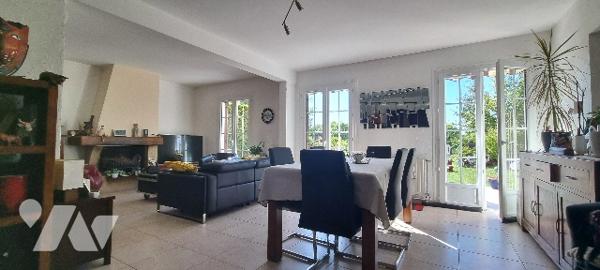 Une maison à usage d'habitation située à ABLEIGES (Val d'Oise).