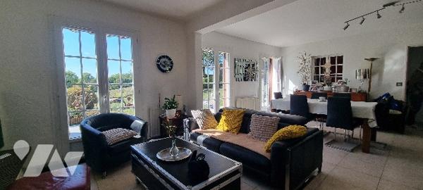 Une maison à usage d'habitation située à ABLEIGES (Val d'Oise).