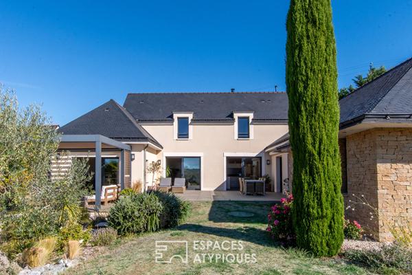 Maison contemporaine avec vue dégagée et matériaux nobles