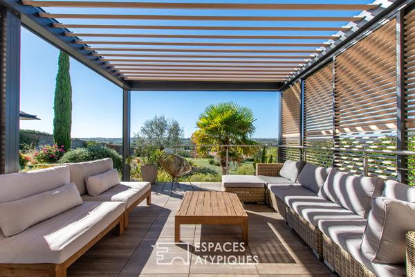 Maison contemporaine avec vue dégagée et matériaux nobles