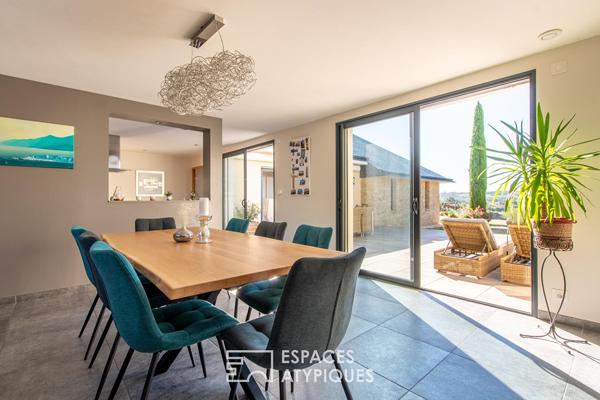 Maison contemporaine avec vue dégagée et matériaux nobles