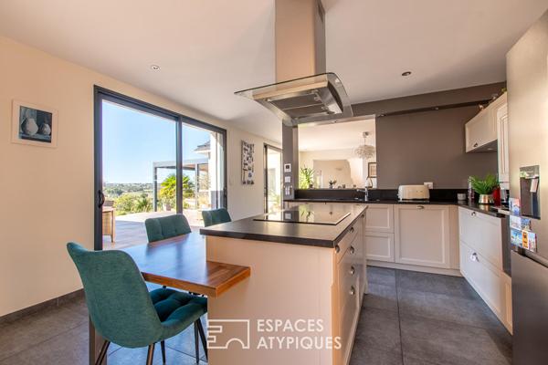 Maison contemporaine avec vue dégagée et matériaux nobles
