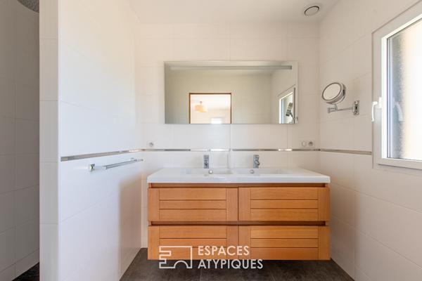Maison contemporaine avec vue dégagée et matériaux nobles