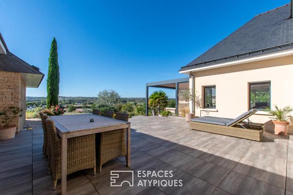 Maison contemporaine avec vue dégagée et matériaux nobles
