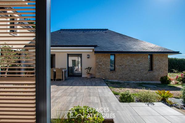 Maison contemporaine avec vue dégagée et matériaux nobles