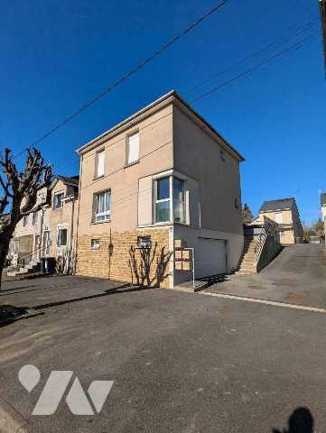 INVESTISSEMENT LOCATIF, ensemble immobilier composé de 5 maisons louées avec garage et terrain.