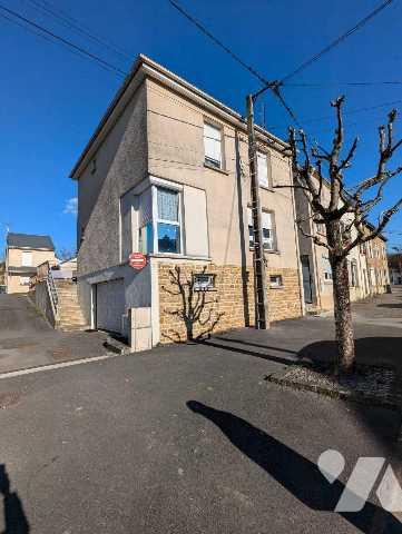 INVESTISSEMENT LOCATIF, ensemble immobilier composé de 5 maisons louées avec garage et terrain.