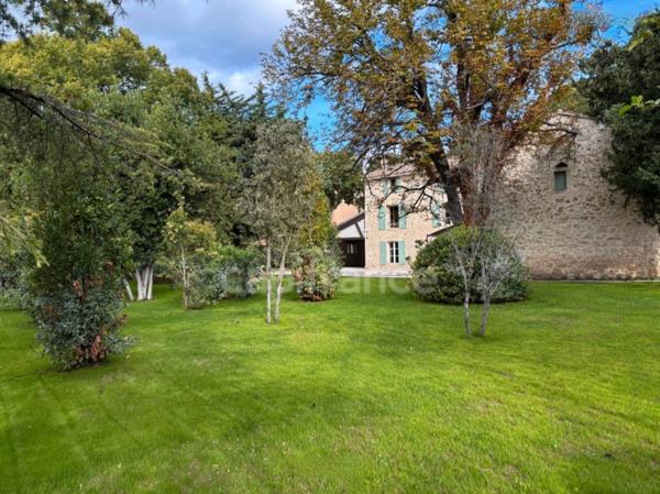 Á UZES (30) Propriété d’Exception à Deux Pas de la Place aux Herbes