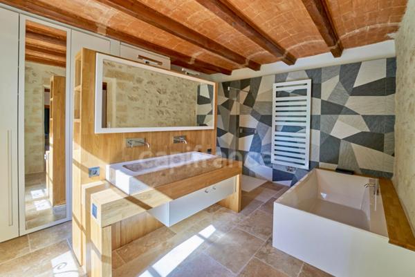 Á UZES (30) Propriété d’Exception à Deux Pas de la Place aux Herbes