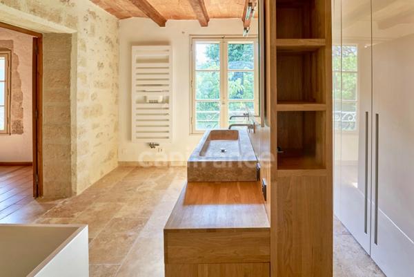 Á UZES (30) Propriété d’Exception à Deux Pas de la Place aux Herbes