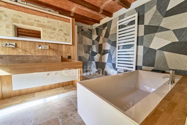 Á UZES (30) Propriété d’Exception à Deux Pas de la Place aux Herbes