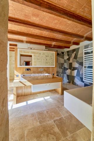 Á UZES (30) Propriété d’Exception à Deux Pas de la Place aux Herbes