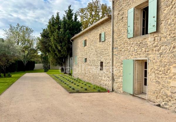 Á UZES (30) Propriété d’Exception à Deux Pas de la Place aux Herbes