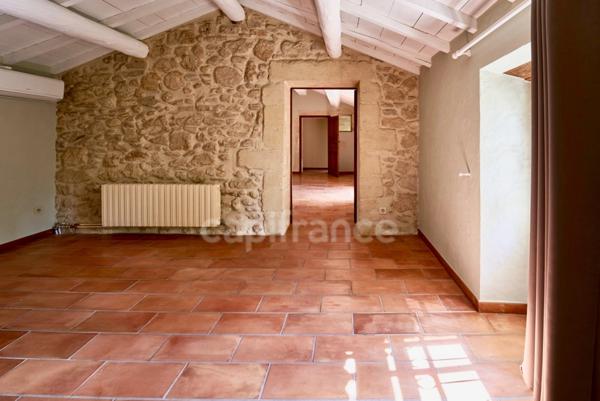 Á UZES (30) Propriété d’Exception à Deux Pas de la Place aux Herbes