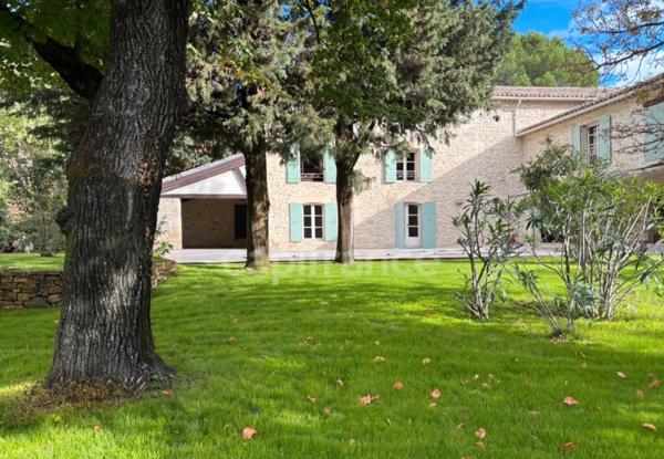 Á UZES (30) Propriété d’Exception à Deux Pas de la Place aux Herbes