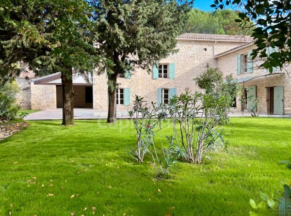 Á UZES (30) Propriété d’Exception à Deux Pas de la Place aux Herbes