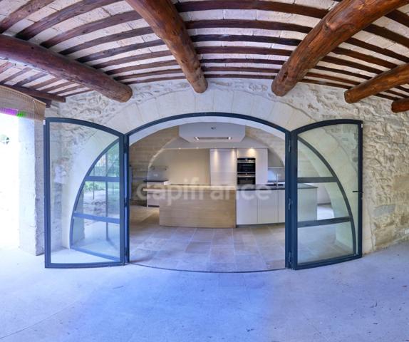 Á UZES (30) Propriété d’Exception à Deux Pas de la Place aux Herbes