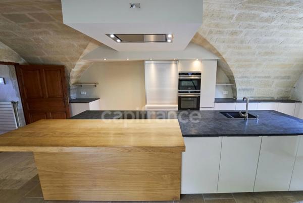 Á UZES (30) Propriété d’Exception à Deux Pas de la Place aux Herbes