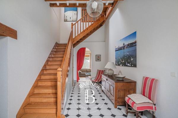 Maubec, Propriété 10 Chambres -  462 m² à vendre