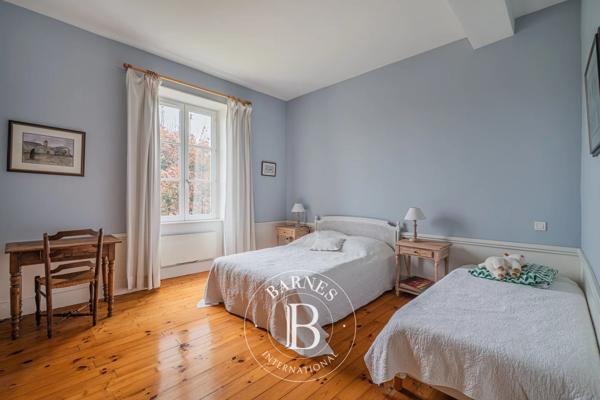 Maubec, Propriété 10 Chambres -  462 m² à vendre