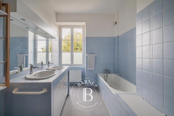 Maubec, Propriété 10 Chambres -  462 m² à vendre
