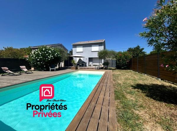 Ambès - Maison de 82 m2 habitables sur un terrain clos d'environ 596 m2- Piscine chauffée- Terrasse en bois exotique 100 m² -Pool house-Patio cosy-Garage-Stationnement extérieur - Boulodrome - Espace Barbecue