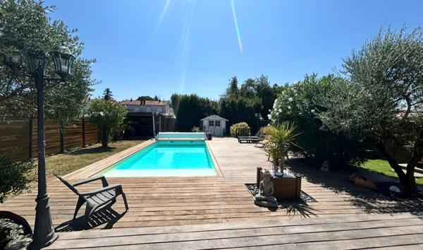 Ambès - Maison de 82 m2 habitables sur un terrain clos d'environ 596 m2- Piscine chauffée- Terrasse en bois exotique 100 m² -Pool house-Patio cosy-Garage-Stationnement extérieur - Boulodrome - Espace Barbecue