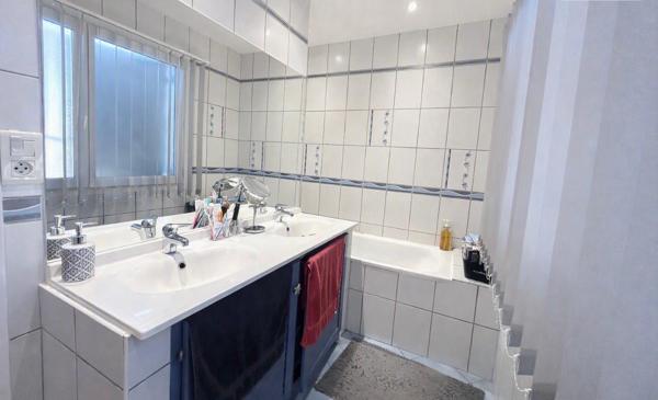 Ambès - Maison de 82 m2 habitables sur un terrain clos d'environ 596 m2- Piscine chauffée- Terrasse en bois exotique 100 m² -Pool house-Patio cosy-Garage-Stationnement extérieur - Boulodrome - Espace Barbecue