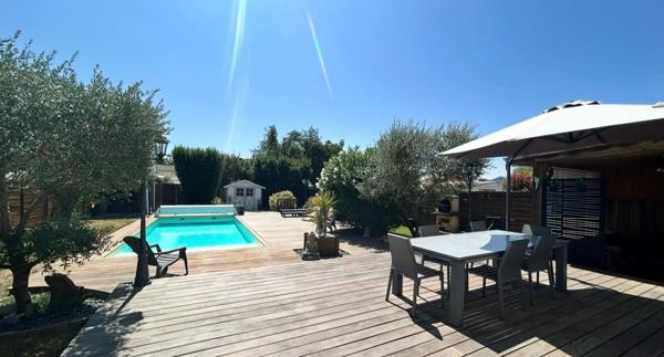 Ambès - Maison de 82 m2 habitables sur un terrain clos d'environ 596 m2- Piscine chauffée- Terrasse en bois exotique 100 m² -Pool house-Patio cosy-Garage-Stationnement extérieur - Boulodrome - Espace Barbecue