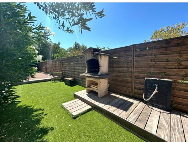 Ambès - Maison de 82 m2 habitables sur un terrain clos d'environ 596 m2- Piscine chauffée- Terrasse en bois exotique 100 m² -Pool house-Patio cosy-Garage-Stationnement extérieur - Boulodrome - Espace Barbecue