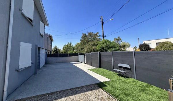 Ambès - Maison de 82 m2 habitables sur un terrain clos d'environ 596 m2- Piscine chauffée- Terrasse en bois exotique 100 m² -Pool house-Patio cosy-Garage-Stationnement extérieur - Boulodrome - Espace Barbecue
