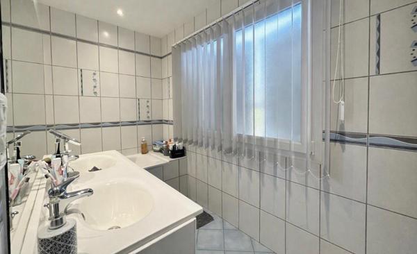 Ambès - Maison de 82 m2 habitables sur un terrain clos d'environ 596 m2- Piscine chauffée- Terrasse en bois exotique 100 m² -Pool house-Patio cosy-Garage-Stationnement extérieur - Boulodrome - Espace Barbecue