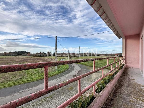 Maison à vendre à Pont Saint Martin - 5 pièces dont 3 chambres avec jardin et double garage.