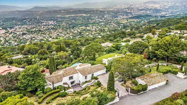 Proche Mougins, splendide villa dans domaine fermé à la vente
