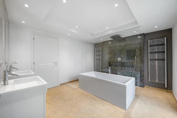 Proche Mougins, splendide villa dans domaine fermé à la vente