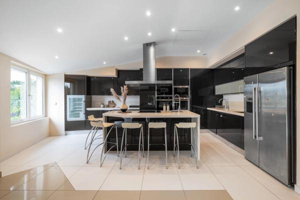 Proche Mougins, splendide villa dans domaine fermé à la vente