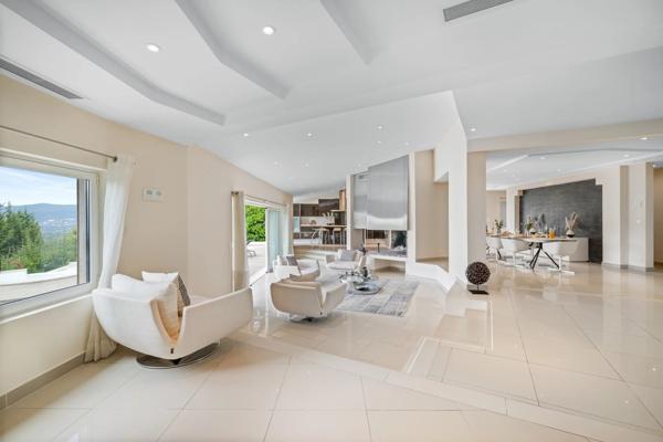 Proche Mougins, splendide villa dans domaine fermé à la vente