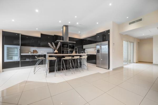 Proche Mougins, splendide villa dans domaine fermé à la vente