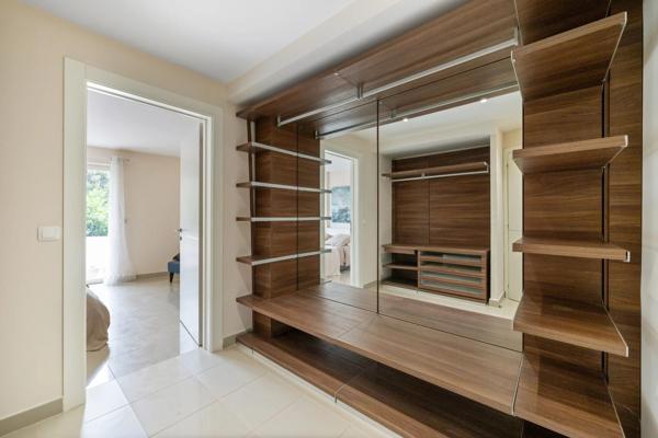 Proche Mougins, splendide villa dans domaine fermé à la vente