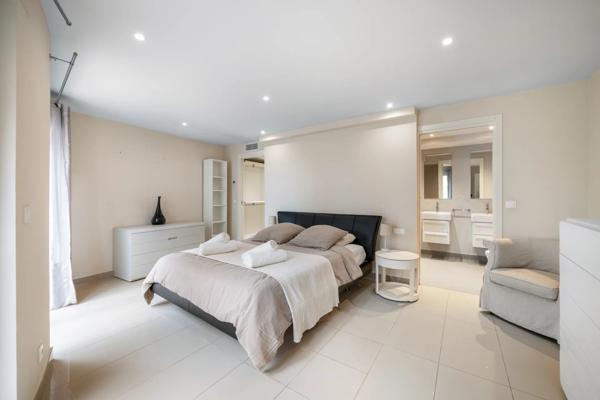 Proche Mougins, splendide villa dans domaine fermé à la vente