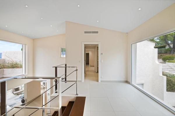 Proche Mougins, splendide villa dans domaine fermé à la vente