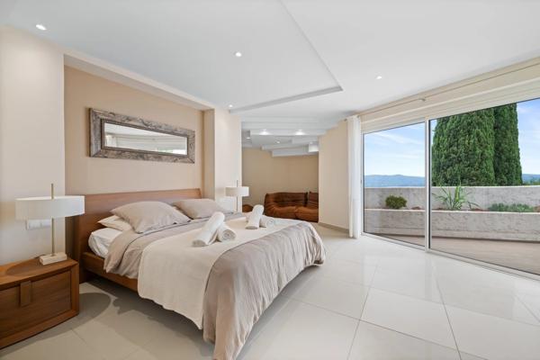 Proche Mougins, splendide villa dans domaine fermé à la vente