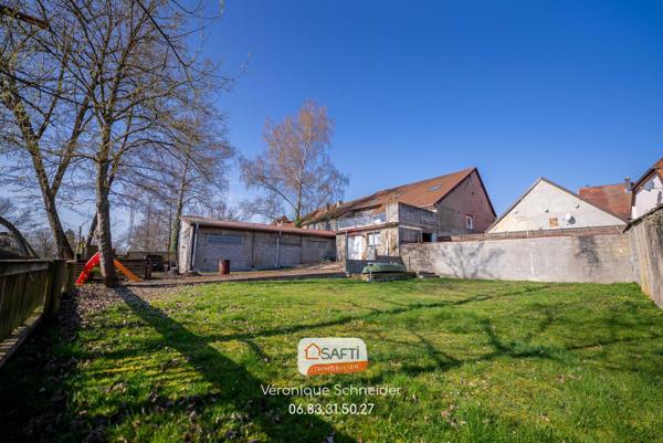 Immeuble : appartement + bureaux + hall stockage