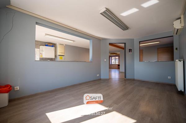 Immeuble : appartement + bureaux + hall stockage