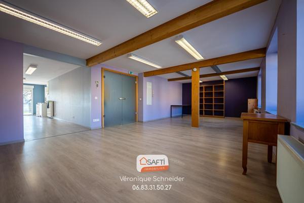 Immeuble : appartement + bureaux + hall stockage