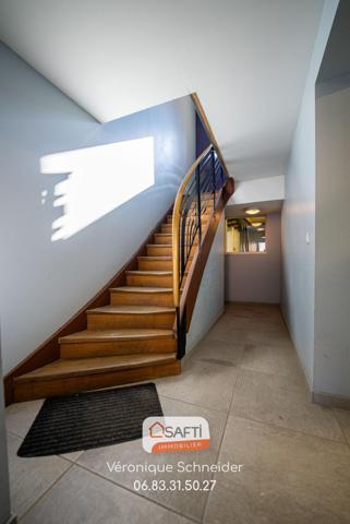 Immeuble : appartement + bureaux + hall stockage
