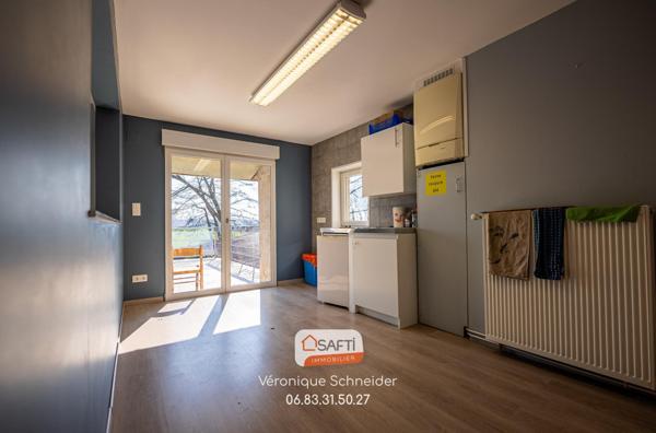Immeuble : appartement + bureaux + hall stockage