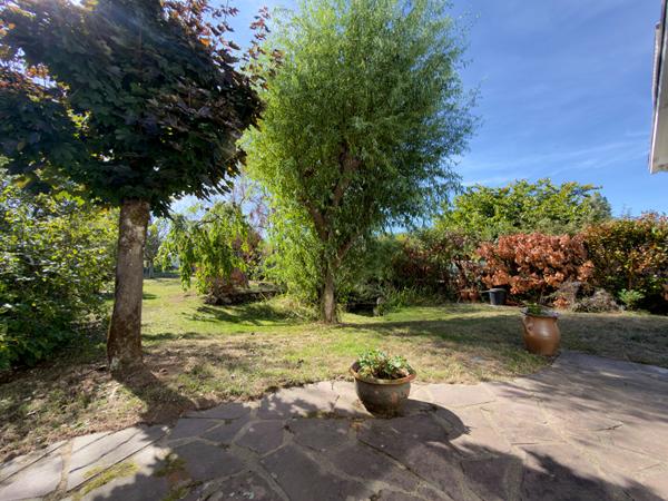 Rezé – Maison Familiale en Impasse – 4 chambres – 1 bureau – Jardin -Garage – Dépendance