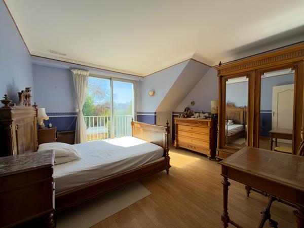 Rezé – Maison Familiale en Impasse – 4 chambres – 1 bureau – Jardin -Garage – Dépendance