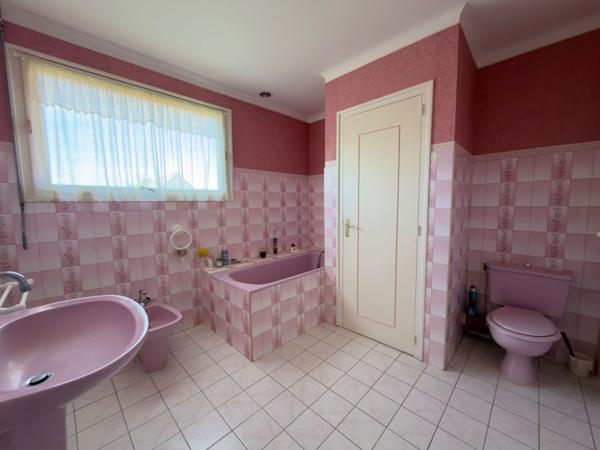 Rezé – Maison Familiale en Impasse – 4 chambres – 1 bureau – Jardin -Garage – Dépendance